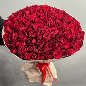 Букет 101 красная роза Кения в крафте (50 см) в Куровском