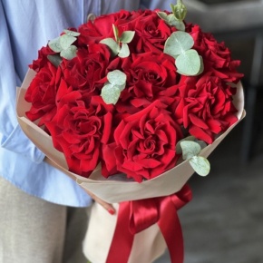 Букет "Красная пантера" из 13 роз Эквадор и эвкалипта в Куровском