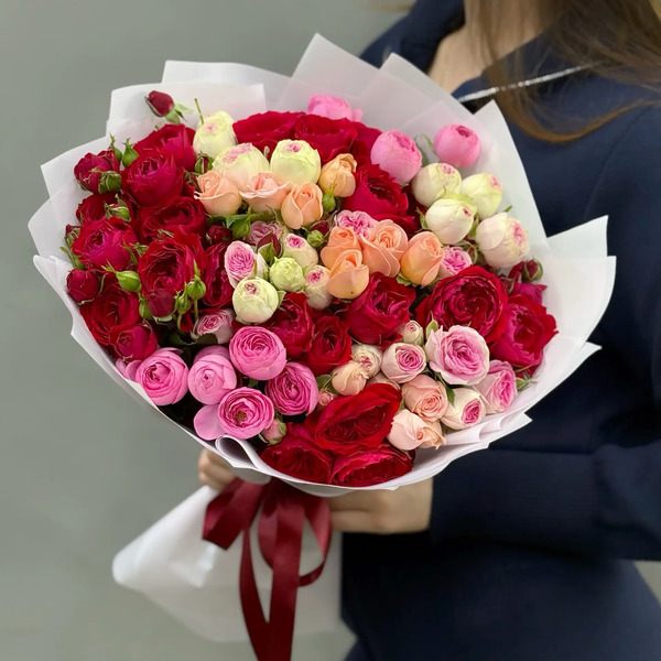 Букет из 15 разноцветных веток кустовых роз в Куровском