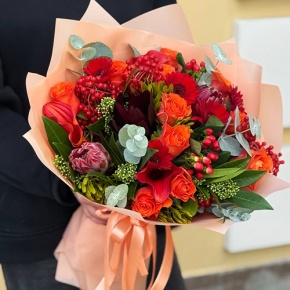 Букет "Красный закат" из калл, роз, калины, скиммии, гиперикума, сафари, гербер и капса в Куровском