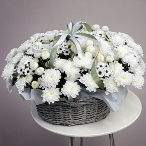 Композиция в корзине "Снежная лавина" из хризантем в Куровском