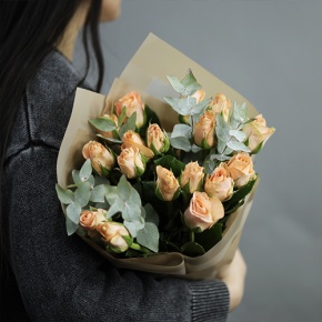 Букет "Абрикос" из 17 роз кения с эвкалиптом (40 см) в Куровском