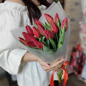 Букет из 15 красных тюльпанов в Куровском