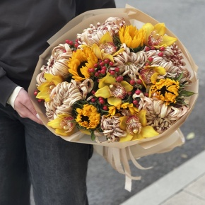 Букет "Биркин" из подсолнухов, орхидей, гиперикума, хризантем Виена в Куровском