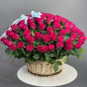 Композиция в корзине из 151 малиновой розы в Куровском