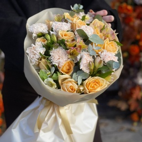 Букет "Пломбирный" из роз Аваланж, диантусов, альстромерий и эвкалипта в Куровском