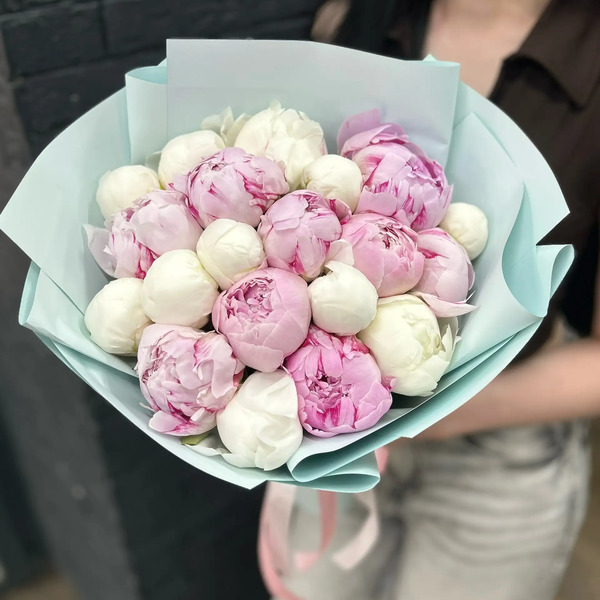 Микс из 19 бело-розовых пионов в Куровском