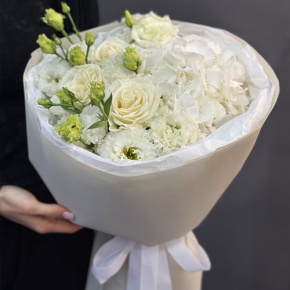 Букет "Нега" из Голландской гортензии, роз и эустом в Куровском