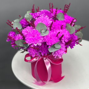 Композиция в шляпной коробке "Магия розового" из хризантем и лаванды в Куровском