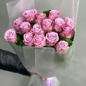 Монобукет из 15 малиновых роз Меритим (50 см) в Куровском