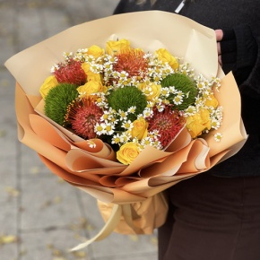 Букет "Зельда" из диантусов Lux, лимонных роз, лейко и ромашек в Куровском