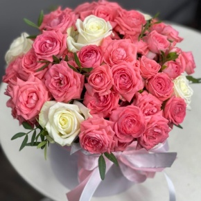 Композиция в шляпной коробке из белых и кустовых коралловых роз в Куровском