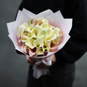 Букет из 25 калл нежный микс в Куровском