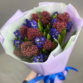 Букет "Твой яркий день" из гиацинтов и скиммии в Куровском