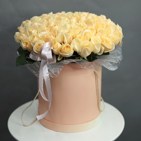 Композиция в шляпной коробке из 101 кремовой розы в Куровском