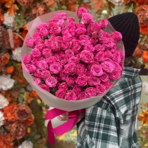 Букет из 35 малиновых кустовых пионовидных роз (60 см) в Куровском