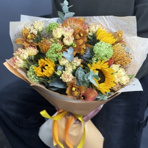 Букет "Сочиняй мечты" из подсолнухов, лейко, вибирнума, орхидей, калл, кустовых роз и талинума в Куровском