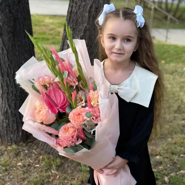 Букет на 1 сентября с гладиолусами, розами и антуриумом в Куровском