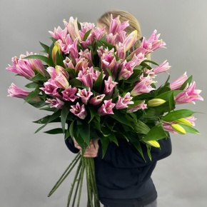 Букет из 17 розовых лилий в Куровском
