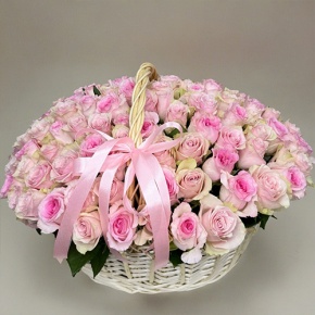 Композиция в корзине из 101 кенийской розы нежный микс (40 см) в Куровском