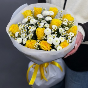 Букет "Синди" из лимонных роз, ромашек и хризантем сантини в Куровском