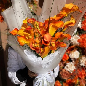 Монобукет из 21 оранжевой каллы в Куровском