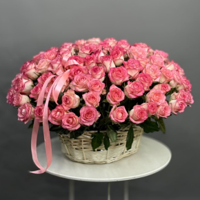Композиция в корзине из 101 розы Джумилия в Куровском