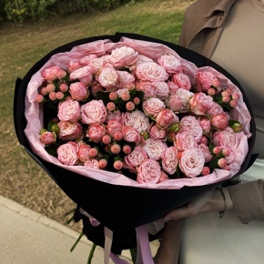 Букет из кустовых роз Бомбастик и гиперикума (50 см) в Куровском