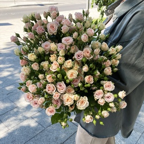 Букет из 31 кустовой розы микс (70 см) в Куровском