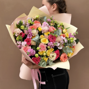 Букет "Яркая птичка" из пионовидных роз Риджертс Парк, маттиол, диантусов и эустом в Куровском