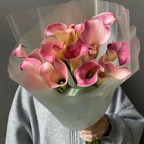 Букет из 13 нежных калл в Куровском