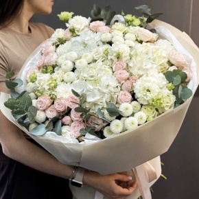 Букет "Пастелла" из кустовых пионовидных роз, Голландской Гортензии, эустомы, хризантемы Ньютон и эвкалипта в Куровском