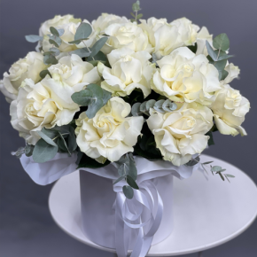 Композиция в шляпной коробке из роз Эквадор Мондиаль в Куровском