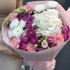 Букет "Вуаль" из хризантемы, кустовых пионовидных роз Мисти Баблз, диантусов, Голландской гортензии и эустом в Куровском