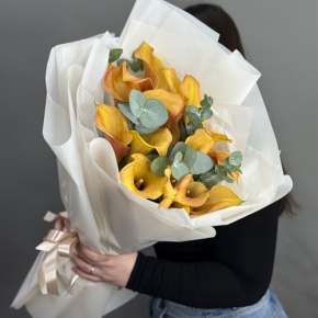 Букет из 17 оранжевых калл с эвкалиптом в Куровском