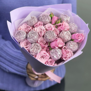 Букет из шоколадных пионов и кустовых роз в Куровском