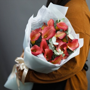 Букет из 17 нежных калл с эвкалиптом в Куровском