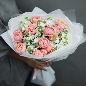 Букет "Наоми" из кустовых пионовидных роз Джульетта и ароматных маттиол в Куровском