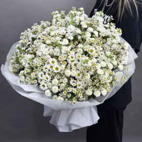 Букет "Эдем" из хризантем, маттиол и ромашек в Куровском