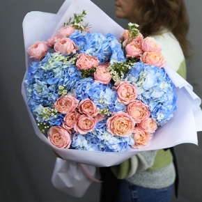 Букет "Тону в твоих глазах" из кустовых пионовидных роз Джульетта, хамелациума и гортензий в Куровском