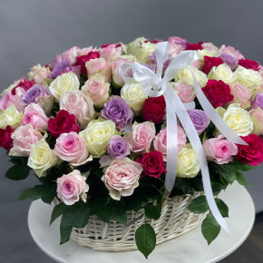 Композиция в корзине из 101 розы микс в Куровском