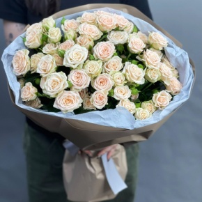 Нежный букет из 17 кремовых кустовых роз (60 см) в Куровском