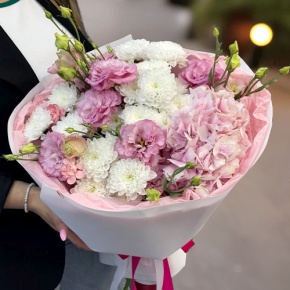 Букет "Табу" из хризантемы, Голландской гортензии и эустомы в Куровском