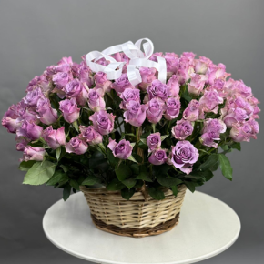 Композиция в корзине из 131 кенийской розы (40 см) в Куровском