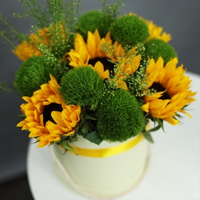 Композиция в шляпной коробке из подсолнухов и диантусов люкс в Куровском