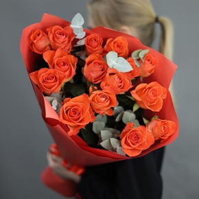 Букет из 15 морковных роз с эвкалиптом (70 см) в Куровском