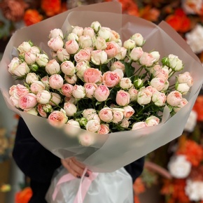 Букет из 35 нежных кустовых роз (40 см) в Куровском