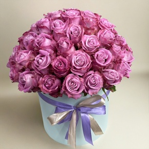 Композиция в шляпной коробке из 51 розы Меритим в Куровском