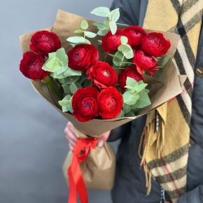 Букет из 11 ранункулюсов и эвкалипта в Куровском