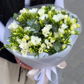 Букет из 51 белой фрезии в Куровском